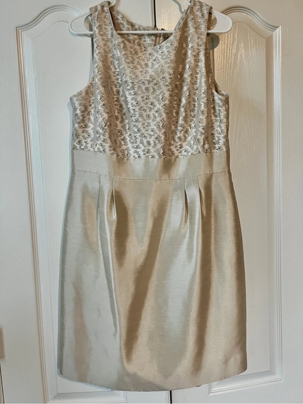 Luxe Sleeveless Metallic Champagne Jacquard Dress - M